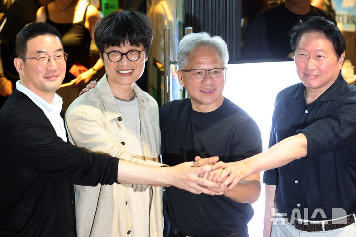 [서울=뉴시스] 조성우 기자 = 젠슨 황(왼쪽 세 번째) 엔비디아 최고경영자(CEO)가 5일 서울 마포구 홍대 인근의 한 고깃집에서 최태원(오른쪽) SK그룹 회장, 구광모(왼쪽) LG그룹회장, 이해진 네이버 의장과 삼겹살 회동을 마친 뒤 기념촬영 하고 있다. 2026.06.05. xconfind@newsis.com