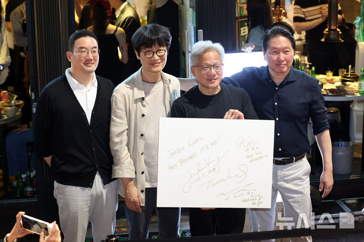 [서울=뉴시스] 조성우 기자 = 젠슨 황(왼쪽 세 번째) 엔비디아 최고경영자(CEO)가 5일 서울 마포구 홍대 인근의 한 고깃집에서 최태원(오른쪽) SK그룹 회장, 구광모(왼쪽) LG그룹회장, 이해진 네이버 의장과 삼겹살 회동을 마친 뒤 기념촬영 하고 있다. 2026.06.05. xconfind@newsis.com