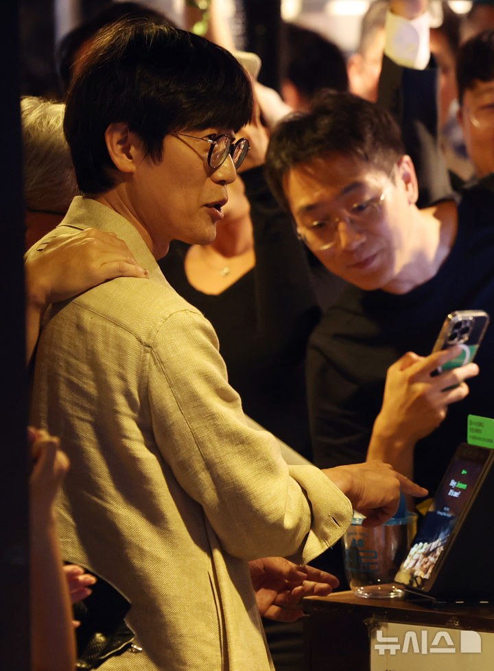 [서울=뉴시스] 조성우 기자 = 젠슨 황 엔비디아 최고경영자(CEO)가 5일 서울 마포구 홍대 인근의 한 고깃집에서 최태원 SK그룹 회장과 구광모 LG그룹 회장, 이해진 네이버 의장과 이른바 '삼소(삼겹살·소주) 회동'을 가졌다. 이해진 네이버 의장이 네이버 페이로 식사비를 결제하고 있다. 2026.06.05. xconfind@newsis.com