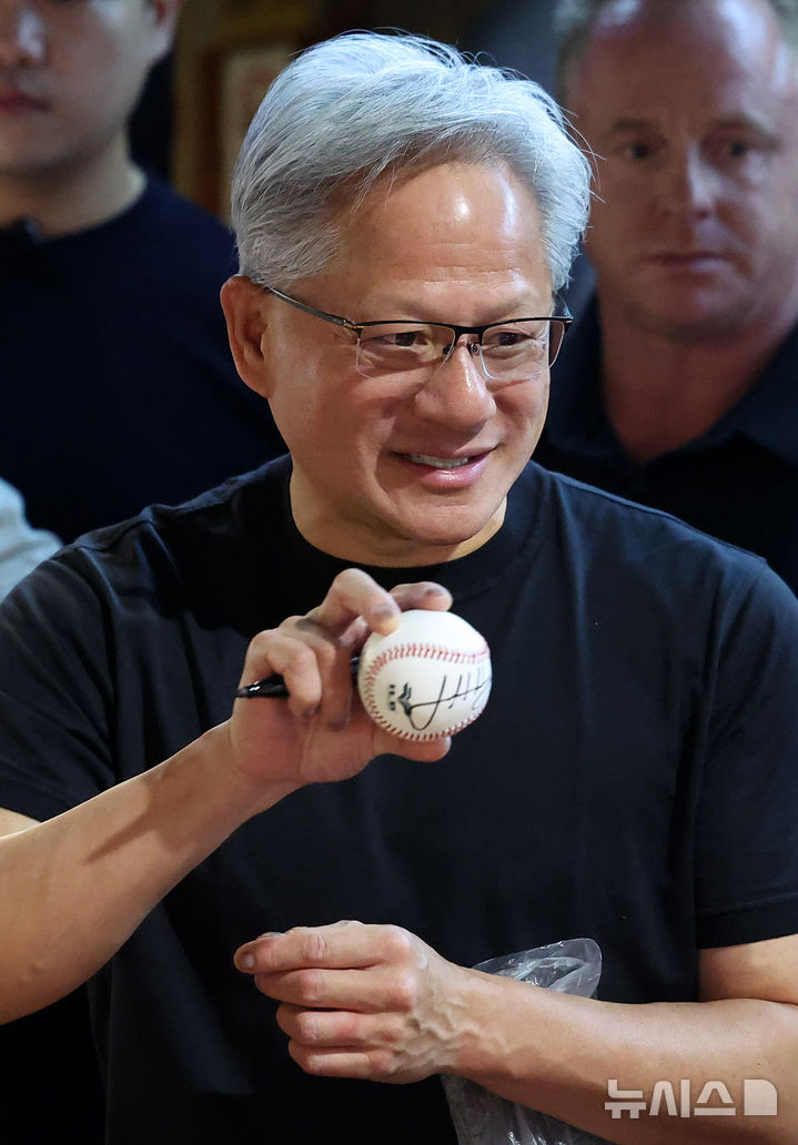 [서울=뉴시스] 조성우 기자 = 젠슨 황 엔비디아 최고경영자(CEO)가 5일 서울 마포구 홍대 인근의 한 고깃집에서 최태원 SK그룹 회장과 구광모 LG그룹 회장, 이해진 네이버 의장과 이른바 '삼소(삼겹살·소주) 회동' 도중 밖으로 나와 한 시민이 건넨 야구공에 사인을 해주고 있다. 2026.06.05. xconfind@newsis.com