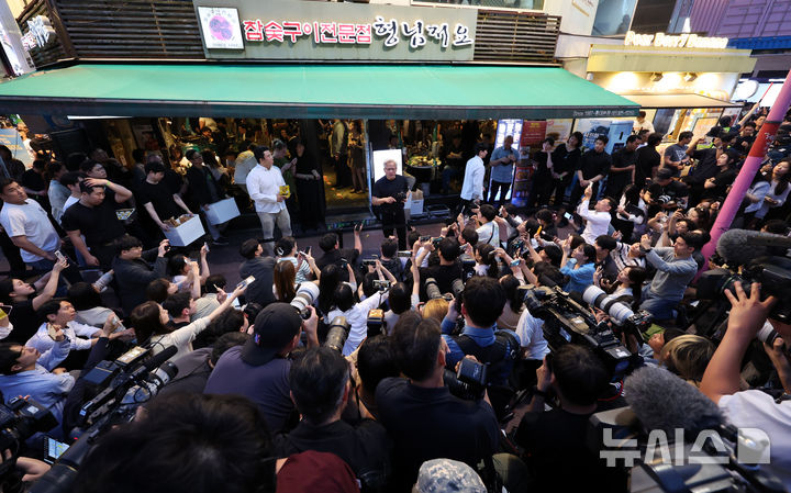 [서울=뉴시스] 조성우 기자 = 젠슨 황 엔비디아 최고경영자(CEO)가 5일 서울 마포구 홍대 인근의 한 고깃집에서 최태원 SK그룹 회장과 구광모 LG그룹 회장, 이해진 네이버 의장과 이른바 '삼소(삼겹살·소주) 회동' 도중 밖으로 나와 취재진 질문에 답하고 있다. 2026.06.05. xconfind@newsis.com