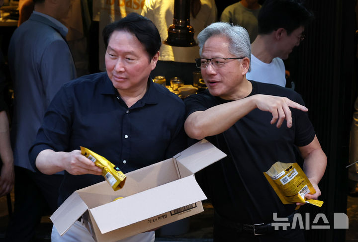 [서울=뉴시스] 조성우 기자 = 젠슨 황 엔비디아 최고경영자(CEO)가 5일 서울 마포구 홍대 인근의 한 고깃집에서 최태원 SK그룹 회장과 구광모 LG그룹 회장, 이해진 네이버 의장과 이른바 '삼소(삼겹살·소주) 회동' 도중 시민들에게 HBM칩스를 나눠주고 있다. 2026.06.05. xconfind@newsis.com