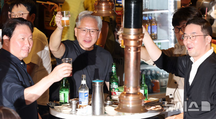 [서울=뉴시스] 조성우 기자 = 젠슨 황(왼쪽 두 번째) 엔비디아 최고경영자(CEO)가 5일 서울 마포구 홍대 인근의 한 고깃집에서 최태원(왼쪽) SK그룹 회장, 구광모(오른쪽) LG그룹회장, 이해진 네이버 의장과 이른바 '삼소(삼겹살·소주) 회동'을 하고 있다. 2026.06.05. xconfind@newsis.com