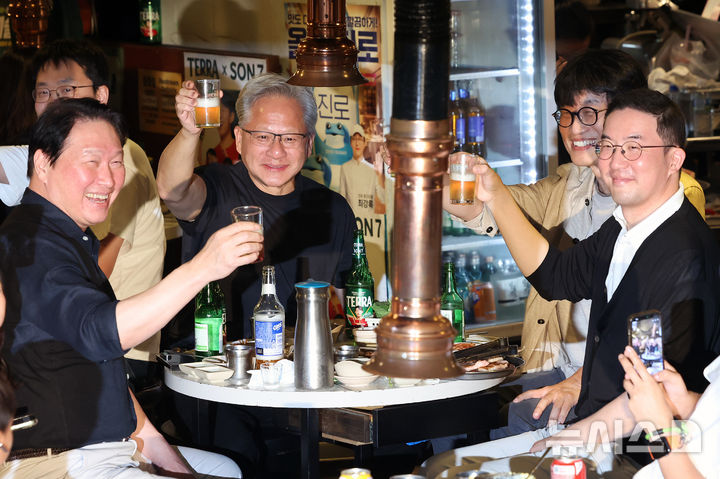 [서울=뉴시스] 조성우 기자 = 젠슨 황(왼쪽 두 번째) 엔비디아 최고경영자(CEO)가 5일 서울 마포구 홍대 인근의 한 고깃집에서 최태원(왼쪽) SK그룹 회장, 구광모(오른쪽) LG그룹회장, 이해진 네이버 의장과 이른바 '삼소(삼겹살·소주) 회동'을 하고 있다. 2026.06.05. xconfind@newsis.com