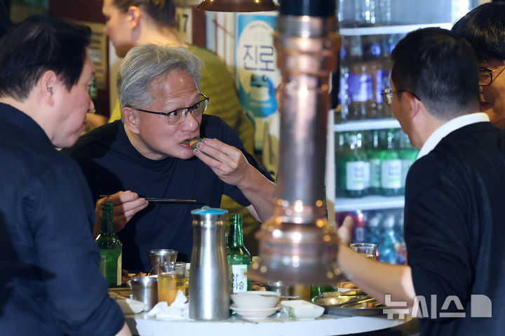 [서울=뉴시스] 조성우 기자 = 젠슨 황 엔비디아 최고경영자(CEO)가 5일 서울 마포구 홍대 인근의 한 고깃집에서 최태원 SK그룹 회장과 구광모 LG그룹 회장, 이해진 네이버 의장과 이른바 '삼소(삼겹살·소주) 회동'에서 쌈을 싸먹고 있다. 2026.06.05. xconfind@newsis.com