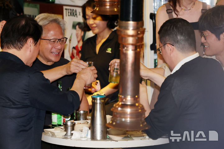 [서울=뉴시스] 조성우 기자 = 젠슨 황 엔비디아 최고경영자(CEO)가 5일 서울 마포구 홍대 인근의 한 고깃집에서 최태원 SK그룹 회장과 구광모 LG그룹 회장, 이해진 네이버 의장과 이른바 '삼소(삼겹살·소주) 회동'을 하고 있다. 2026.06.05. xconfind@newsis.com