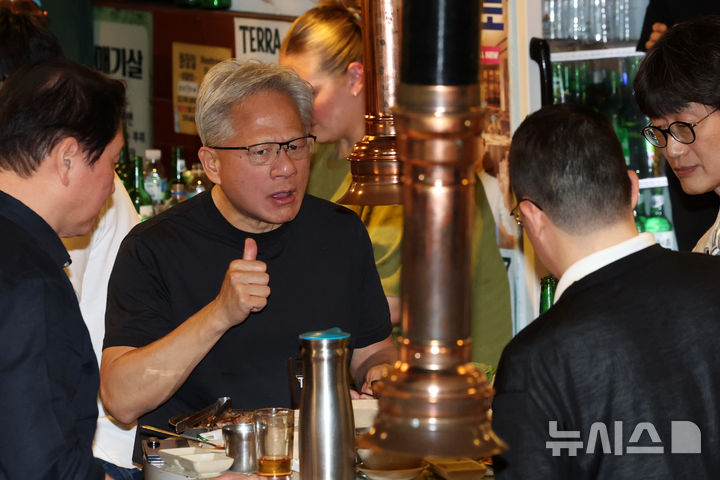 [서울=뉴시스] 조성우 기자 = 젠슨 황 엔비디아 최고경영자(CEO)가 5일 서울 마포구 홍대 인근의 한 고깃집에서 최태원 SK그룹 회장과 구광모 LG그룹 회장, 이해진 네이버 의장과 이른바 '삼소(삼겹살·소주) 회동'을 하고 있다. 2026.06.05. xconfind@newsis.com