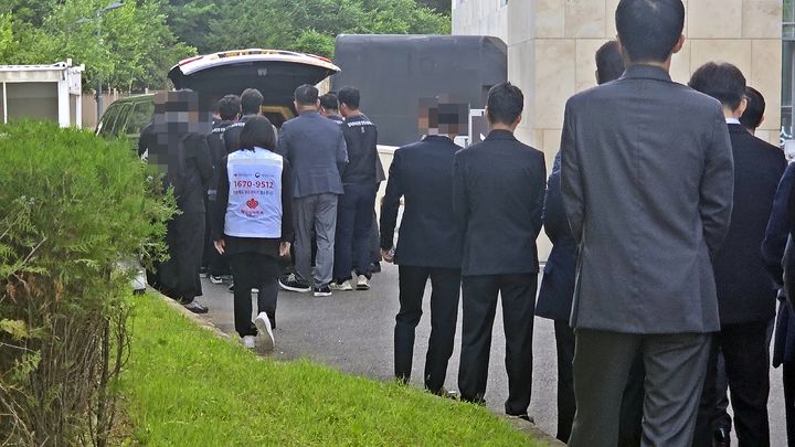 [대전=뉴시스] 송승화 기자 = 6일 대전 유성선병원에서 엄숙히 진행된 한화에어로스페이스 대전공장 희생자 발인식. 2026.06.06. ssong1007@newsis.com. *재판매 및 DB 금지