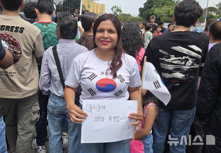 [과달라하라(멕시코)=뉴시스] 하근수 기자= 홍명보호가 머물 호텔 앞을 찾은 멕시코 현지인 에리카 씨. 2026.06.05. hatriker22@newsis.com 