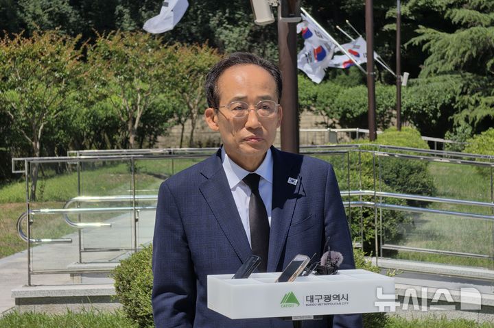 [대구=뉴시스] 이상제 기자 = 추경호 대구시장 당선인이 6일 오전 대구 남구 충혼탑에서 열린 제71회 현충일 추념식에서 기자들의 질문에 답하고 있다. 2026.06.06. king@newsis.com 
