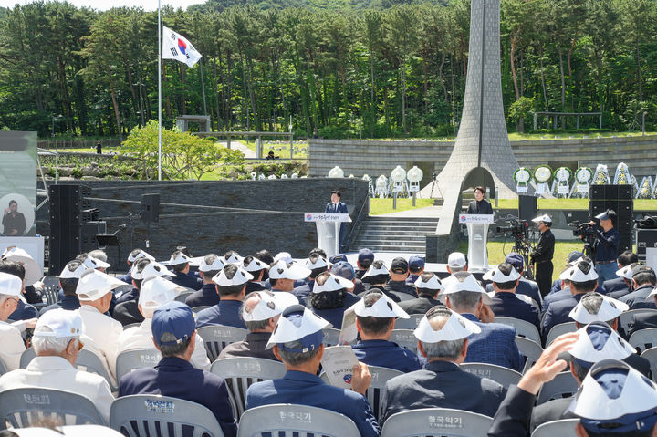 [제주=뉴시스] 6일 오전 국립제주호국원 현충광장에서 거행된 '제71회 현충일 추념식'에서 오영훈 제주지사가 추념사를 하고 있다. (사진=제주도 제공) 2026.06.06. photo@newsis.com *재판매 및 DB 금지