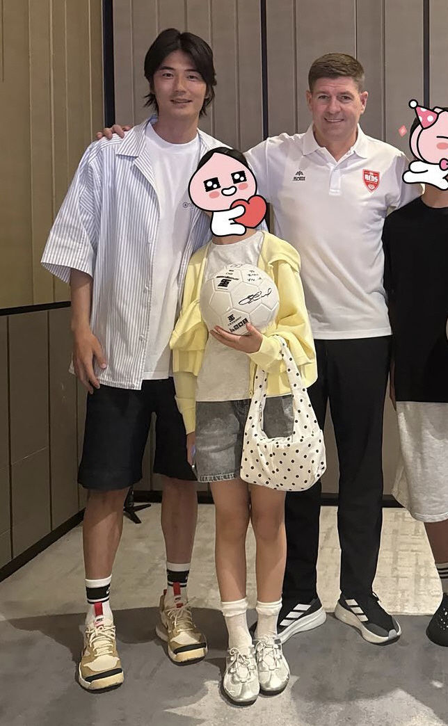 [서울=뉴시스] 축구선수 기성용이 딸 시온 양과 함께 스티븐 제라드를 만난 근황을 공개했다. (사진=인스타그램 캡처) 2026.06.06. photo@newsis.com *재판매 및 DB 금지