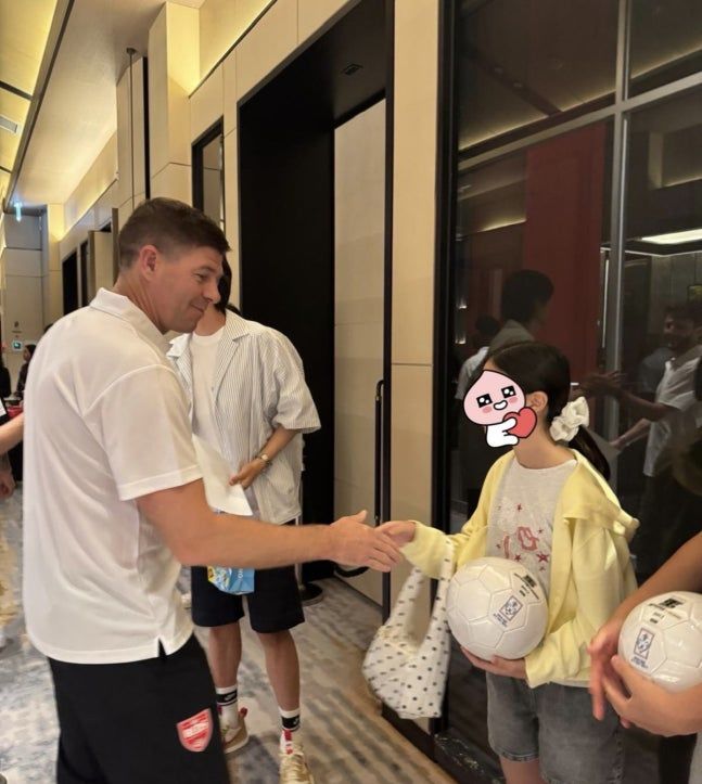 [서울=뉴시스] 축구선수 기성용이 딸 시온 양과 함께 스티븐 제라드를 만난 근황을 공개했다. (사진=인스타그램 캡처) 2026.06.06. photo@newsis.com *재판매 및 DB 금지