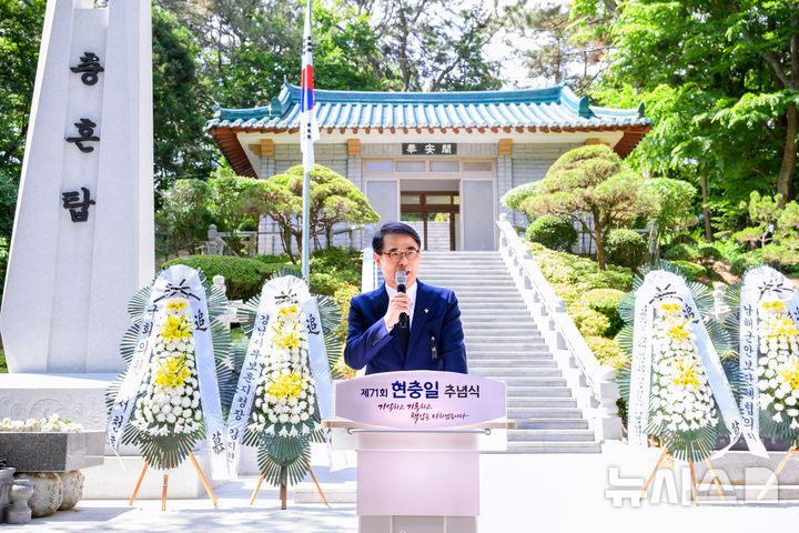 [남해=뉴시스] 차용현 기자 = 6일 오전 제71회 현충일 추념식이 열린 경남 남해군 남해읍 남산공원 충혼탑에서 장충남 군수가 추념사를 하고 있다. 2026.06.06.(사진=남해군 제공) photo@newsis.com