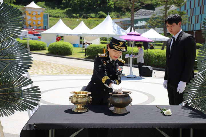 [임실=뉴시스] 제71주년 현충일인 6일 전북 임실군 119안전체험관 내 순직 소방공무원 추모공간에서 이오숙 전북특별자치도소방본부장이 참석해 희생자를을 기리고 있다. (사진=전북도소방본부 제공) 2026.06.06. photo@newsis.com *재판매 및 DB 금지