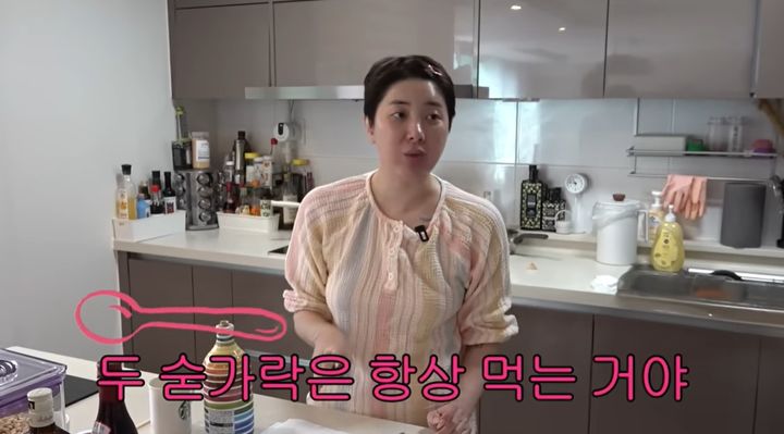 [서울=뉴시스] 지난 4일 서인영은 자신의 유튜브 채널 영상을 통해 아침마다 올리브유를 먹는다고 밝혔다. 서인영은 "(올리브유의) 맛이 좋다. 부드럽고 뒤에 쌉쌀한 맛이 난다"면서 "두 숟가락은 항상 먹는다"고 전했다. (사진='개과천선 서인영' 유튜브 채널 캡처)