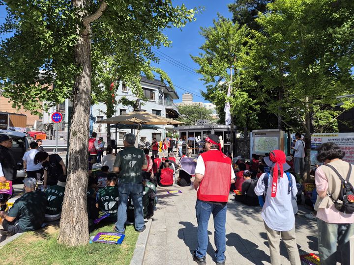 [울산=뉴시스] 구미현 기자 = 민주노총 전국민주일반노동조합 부산본부는 6일 오후 울산대공원 정문 앞에서 '워릭프랭클린·덕스어학원 부당해고 규탄 집중결의대회'를 열고 노조 탄압 중단과 부당해고 철회를 촉구했다. 2026.06.06. gorgeouskoo@newsis.com *재판매 및 DB 금지
