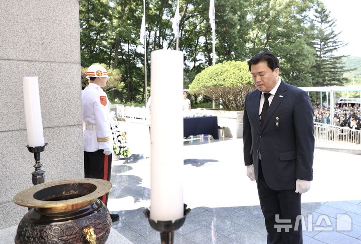 [시흥=뉴시스] 임병택 시장이 제71회 현충일 추념식에 참석해 순국선열과 호국영령에게 묵념하고 있다. (사진=시흥시 제공).2026.06.06.photo@newsis.com