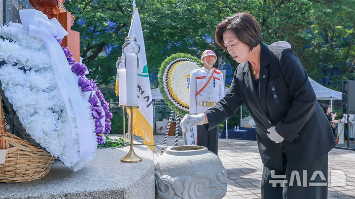 [과천=뉴시스] 신계용 시장이 현충일 추념식에 참석해 분향하고 있다. (사진=과천시 제공).2026.06.06.photo@newsis.com