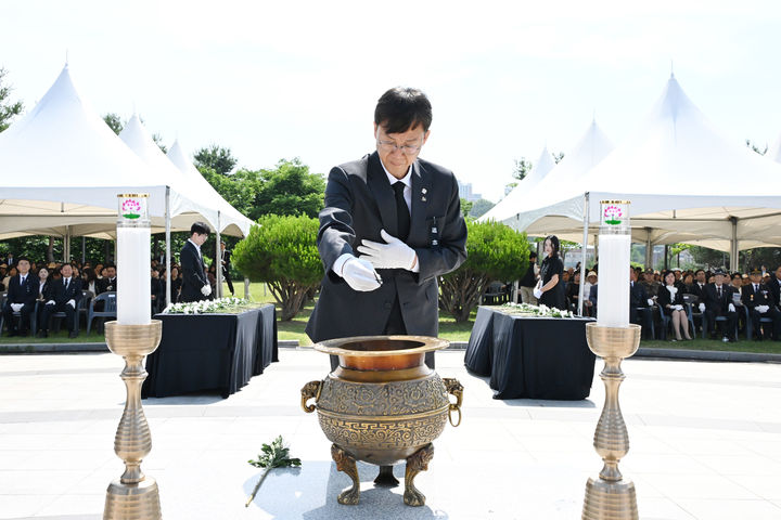 [안산=뉴시스] 이민근 경기 안산시장이 6일 제71회 현충일 추념식에서 헌화·분향을 하고 있다. (사진=안산시 제공) 2026.06.06. photo@newsis.com *재판매 및 DB 금지