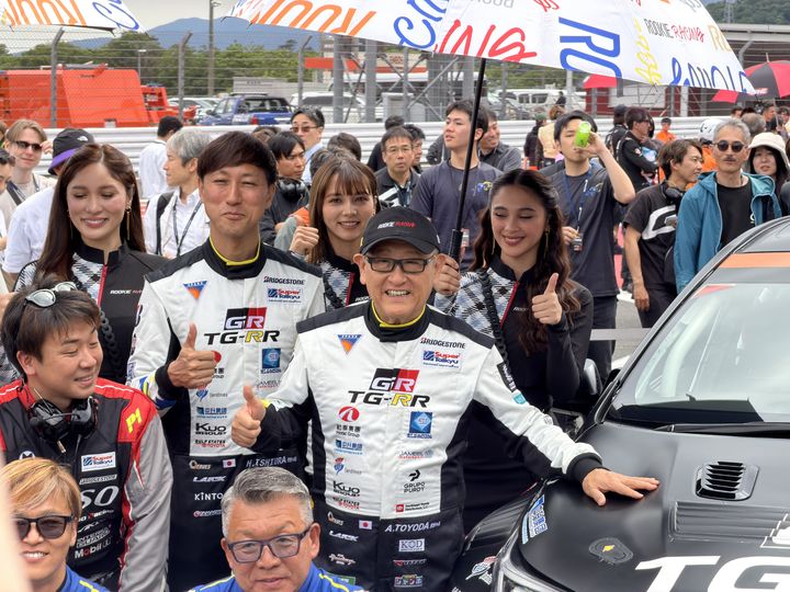 [시즈오카(일본)=뉴시스] 김민성 기자 = 6일 일본 시즈오카현 후지스피드웨이에서 '슈퍼 타이큐 레이싱' 3라운드 전 토요다 아키오 회장이 자신이 탑승할 차량 앞에서 기념 촬영을 하고 있다. 2026.06.06. kms@newsis.com. *재판매 및 DB 금지