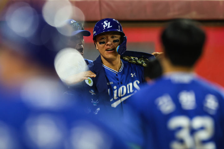 [서울=뉴시스] 프로야구 삼성 라이온즈 강민호가 6일 광주-기아챔피언스필드에서 열린 2026 신한 쏠 KBO리그 KIA 타이거즈와의 경기 연장 10회 역전 솔로포를 친 뒤 기뻐하고 있다. (사진=삼성 라이온즈 제공) 2026.06.06. *재판매 및 DB 금지