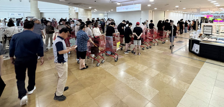 [광주=뉴시스] 6일 오전 광주 서구 한 대형마트 개장 전 계란 할인 행사를 기다리는 시민들이 입구에 길게 줄을 서 있다. 최근 계란값 상승세가 이어지자 행사 상품을 구매하려는 시민들이 몰리는 오픈런 현상도 나타나고 있다. (사진=독자 제공) 2026.06.07. photo@newsis.com *재판매 및 DB 금지