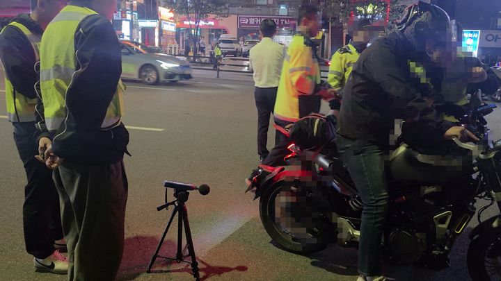 [예산=뉴시스] 충남경찰이 현충일을 맞아 지난 5일 오후 11시53분께 천안 신부동 일대에서 폭주·난폭운전행위 특별 단속을 벌이고 있다. (사진=충남경찰청 제공) 2026.06.06. photo@newsis.com *재판매 및 DB 금지