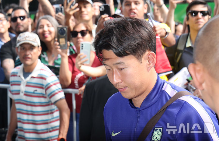 [과달라하라(멕시코)=뉴시스] 전신 기자 = 축구국가대표팀 손흥민이 5일(현지 시간) 멕시코 과달라하라 대표팀 숙소로 들어서고 있다. 2026.06.06. photo1006@newsis.com