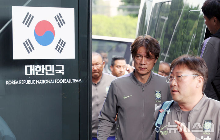 [과달라하라(멕시코)=뉴시스] 전신 기자 = 축구국가대표팀 홍명보 감독이 5일(현지 시간) 멕시코 과달라하라 대표팀 숙소로 들어서고 있다. 2026.06.06. photo1006@newsis.com