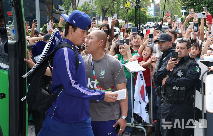 [과달라하라(멕시코)=뉴시스] 김명년 기자 = 축구국가대표팀 조규성이 5일(현지 시간) 멕시코 과달라하라 대표팀 숙소에 도착하고 있다. 2026.06.06. kmn@newsis.com