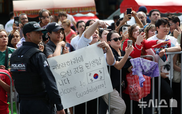 [과달라하라(멕시코)=뉴시스] 김명년 기자 = 5일(현지 시간) 멕시코 과달라하라에 마련된 대한민국 축구국가대표팀 숙소 앞에서 팬들이 선수들을 기다리고 있다. 2026.06.06. kmn@newsis.com