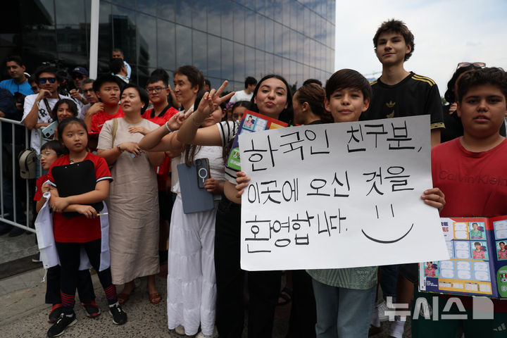 [과달라하라(멕시코)=뉴시스] 김명년 기자 = 5일(현지 시간) 멕시코 과달라하라에 마련된 대한민국 축구국가대표팀 숙소 앞에서 팬들이 선수들을 기다리고 있다. 2026.06.06. kmn@newsis.com