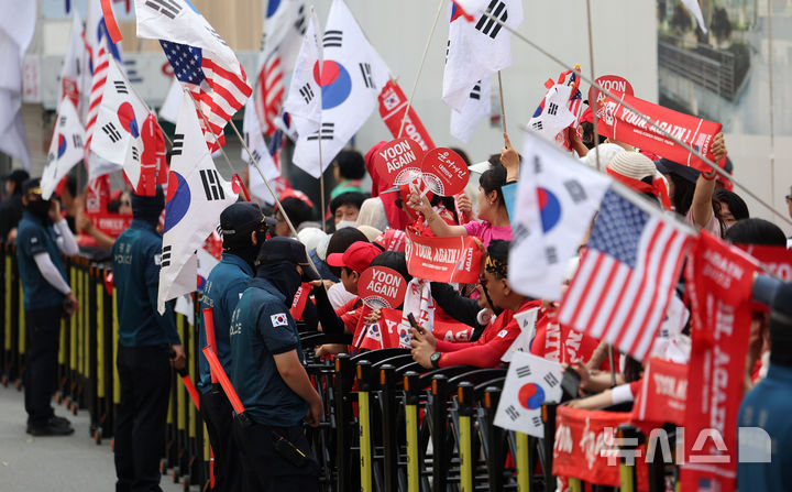 [과천=뉴시스] 김선웅 기자 = 윤석열 전 대통령에 대한 2차 종합특검팀의 첫 소환조사가 진행되는 6일 경기 과천시 소재 2차 종합특검 앞에서 윤 전 대통령의 지지자들이 구호를 외치고 있다. 2026.06.06. mangusta@newsis.com