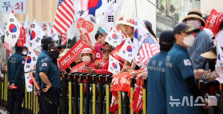 [과천=뉴시스] 김선웅 기자 = 윤석열 전 대통령에 대한 2차 종합특검팀의 첫 소환조사가 진행되는 6일 경기 과천시 소재 2차 종합특검 앞에서 윤 전 대통령의 지지자들이 구호를 외치고 있다. 2026.06.06. mangusta@newsis.com