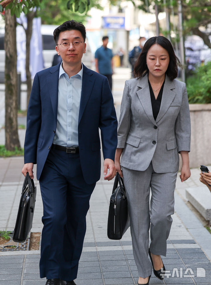 [과천=뉴시스] 김선웅 기자 = 윤석열 전 대통령 측 채명성(왼쪽), 유정화 변호사가 6일 경기 과천시 소재 2차 종합특검으로 들어서고 있다. 2차 종합특별검사팀(특별검사 권창영)은 이날 오전 '계엄 정당화 메시지' 전파 의혹 관련 직권남용권리행사 방해 혐의로 윤 전 대통령에 대한 첫 소환조사를 진행한다. 2026.06.06. mangusta@newsis.com