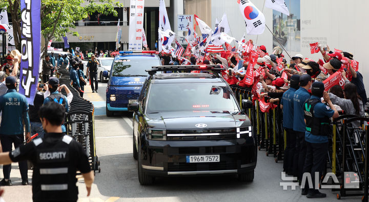 [과천=뉴시스] 김선웅 기자 = 윤석열 전 대통령이 탑승한 호송차량이 6일 경기 과천시 소재 2차 종합특검으로 들어서고 있다. 2차 종합특별검사팀(특별검사 권창영)은 이날 오전 '계엄 정당화 메시지' 전파 의혹 관련 직권남용권리행사 방해 혐의로 윤 전 대통령에 대한 첫 소환조사를 진행한다. 2026.06.06. mangusta@newsis.com