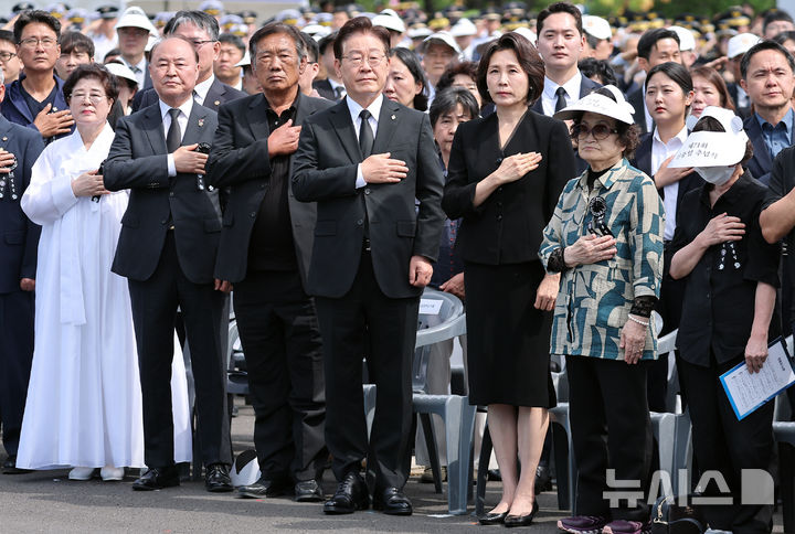 [서울=뉴시스] 고범준 기자 = 이재명 대통령과 김혜경 여사가 6일 서울 동작구 국립서울현충원에서 열린 제71회 현충일 추념식에서 국민의례를 하고 있다. (청와대통신사진기자단) 2026.06.06. bjko@newsis.com