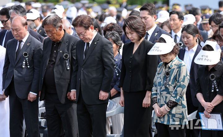 [서울=뉴시스] 고범준 기자 = 이재명 대통령과 김혜경 여사가 6일 서울 동작구 국립서울현충원에서 열린 제71회 현충일 추념식에서 묵념하고 있다. (청와대통신사진기자단) 2026.06.06. bjko@newsis.com