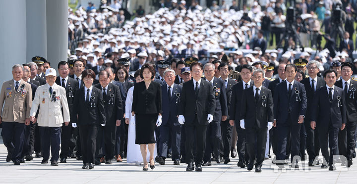 [서울=뉴시스] 고범준 기자 = 이재명 대통령과 김혜경 여사가 6일 서울 동작구 국립서울현충원에서 열린 제71회 현충일 추념식에서 현충탑 참배를 위해 이동하고 있다. (청와대통신사진기자단) 2026.06.06. bjko@newsis.com
