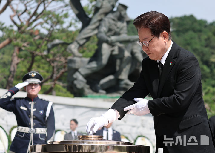 [서울=뉴시스] 고범준 기자 = 이재명 대통령이 6일 서울 동작구 국립서울현충원에서 열린 제71회 현충일 추념식에서 현충탑 참배를 하며 분향하고 있다. (청와대통신사진기자단) 2026.06.06. bjko@newsis.com
