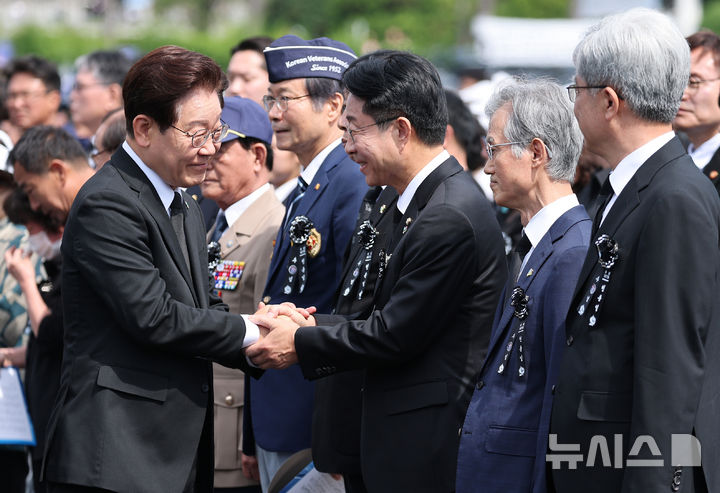 [서울=뉴시스] 고범준 기자 = 이재명 대통령이 6일 서울 동작구 국립서울현충원에서 열린 제71회 현충일 추념식에 입장하며 조정식 신임 국회의장과 인사를 하고 있다. (청와대통신사진기자단) 2026.06.06. bjko@newsis.com