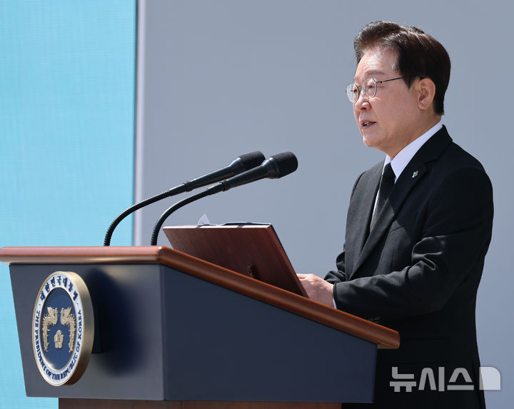 [서울=뉴시스] 고범준 기자 = 이재명 대통령이 6일 서울 동작구 국립서울현충원에서 열린 제71회 현충일 추념식에서 추념사를 하고 있다. (청와대통신사진기자단) 2026.06.06. bjko@newsis.com