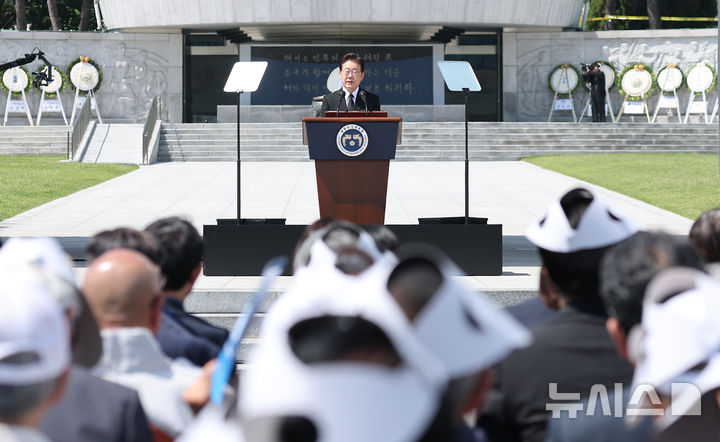 [서울=뉴시스] 고범준 기자 = 이재명 대통령이 6일 서울 동작구 국립서울현충원에서 열린 제71회 현충일 추념식에서 추념사를 하고 있다. (청와대통신사진기자단) 2026.06.06. bjko@newsis.com
