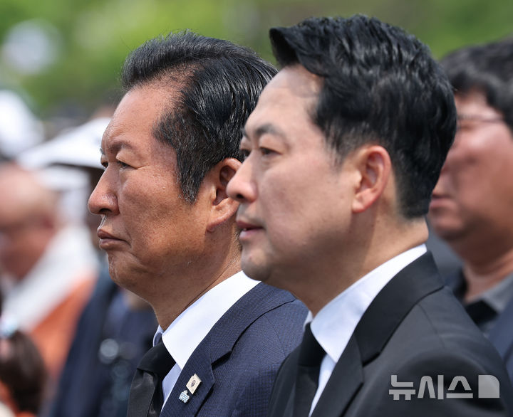 [서울=뉴시스] 고범준 기자 = 정청래 더불어민주당 대표와 장동혁 국민의힘 대표가 6일 서울 동작구 국립서울현충원에서 열린 제71회 현충일 추념식에 참석하고 있다. (청와대통신사진기자단) 2026.06.06. bjko@newsis.com