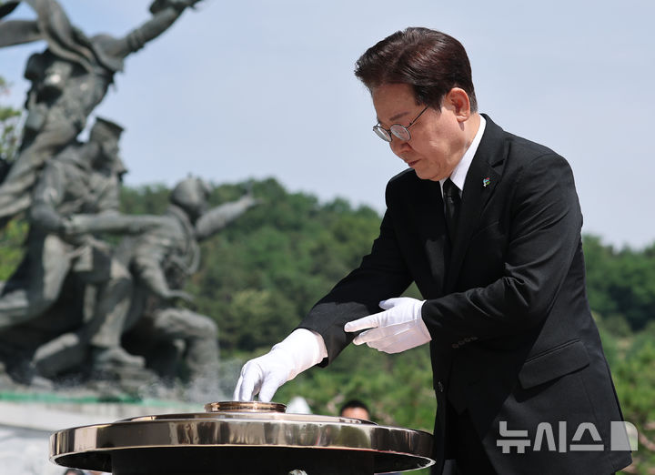 [서울=뉴시스] 고범준 기자 = 이재명 대통령이 6일 서울 동작구 국립서울현충원에서 열린 제71회 현충일 추념식에서 분향하고 있다. (청와대통신사진기자단) 2026.06.06. bjko@newsis.com