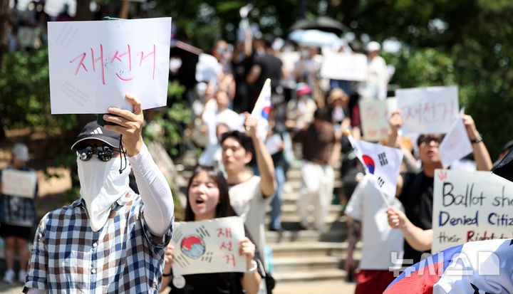 [서울=뉴시스] 김선웅 기자 = 제9회 전국동시지방선거 투표용지 부족 사태에 항의하며 개표소 봉쇄 시위를 이어가는 시민들이 6일 서울 송파구 올림픽공원 핸드볼경기장에 설치된 개표소 앞에서 재선거를 요구하고 있다. 2026.06.06. mangusta@newsis.com