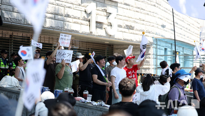 [서울=뉴시스] 김선웅 기자 = 제9회 전국동시지방선거 투표용지 부족 사태에 항의하며 개표소 봉쇄 시위를 이어가는 시민들이 6일 서울 송파구 올림픽공원 핸드볼경기장에 설치된 개표소 앞에서 재선거를 요구하고 있다. 2026.06.06. mangusta@newsis.com