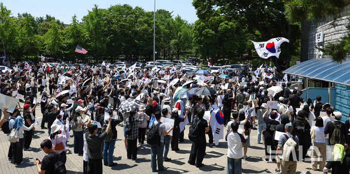 [서울=뉴시스] 김선웅 기자 = 제9회 전국동시지방선거 투표용지 부족 사태에 항의하며 개표소 봉쇄 시위를 이어가는 시민들이 6일 서울 송파구 올림픽공원 핸드볼경기장에 설치된 개표소 앞에서 재선거를 요구하고 있다. 2026.06.06. mangusta@newsis.com
