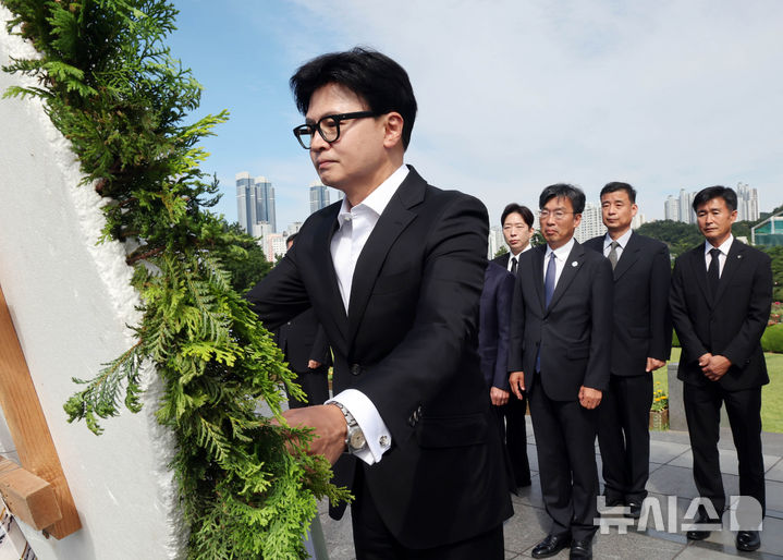  [부산=뉴시스] 하경민 기자 = 한동훈 무소속 의원이 현충일인 6일 부산 남구 유엔기념공원을 방문, 6·25전쟁 유엔군 전몰장병묘역을 참배하고 있다. 2026.06.06. yulnetphoto@newsis.com